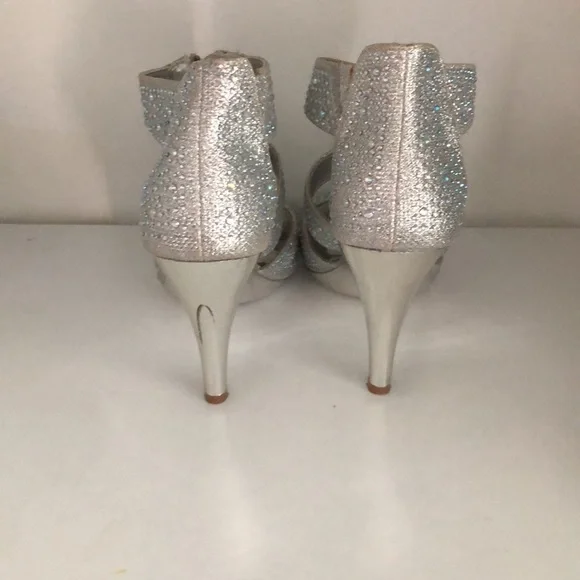 Size 9 Silver Sparkle hells - Picture 3 of 4